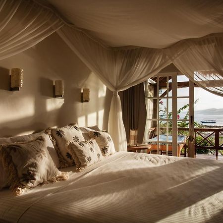 Serenity Luxurious Beachfront Villa & Spa With Private Infinity Pool, 8 Guests Gili Air Zewnętrze zdjęcie